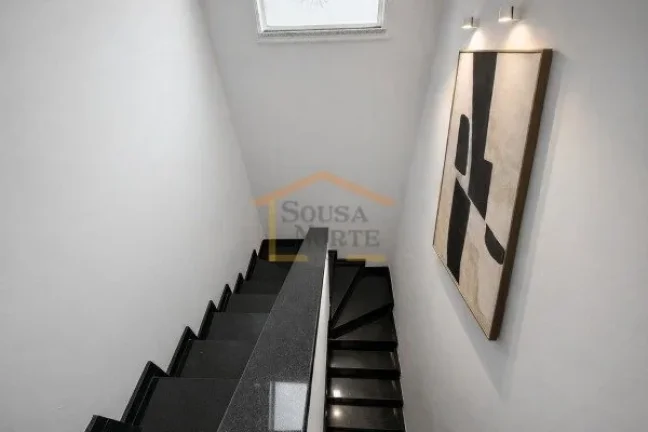 Imagem Sobrado com 230 m² de área útil, com 4 dormitórios, sendo 3 suítes, e 5 banheiros. Possui sala ...