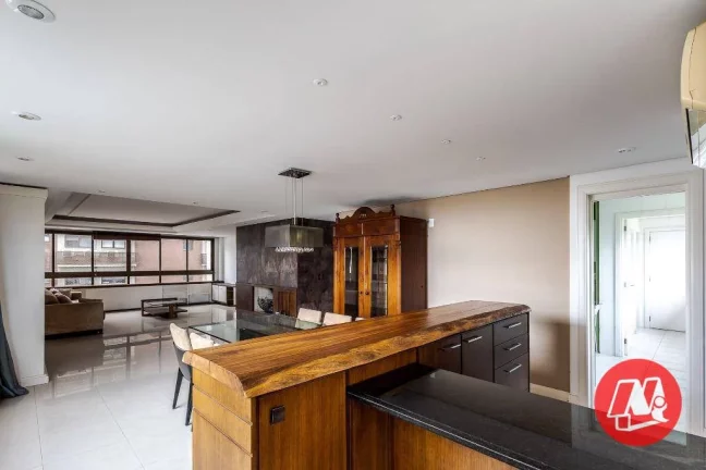 Imagem No bairro Petrópolis , 220 m², 3 suites, 4 vagas e infraestrutura.