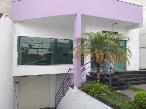 VENDA DE SALÃO COMERCIAL NO ALTO DO IPIRANGA, EM MOGI DAS CRUZES, aréa de 376m², garagem coberta e quintal com churrasqueira. CONSULTE-NOS.