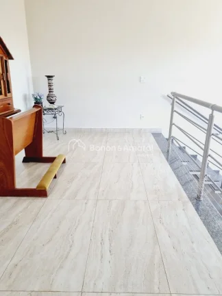 Imagem Sobrado com 4 quartos (sendo 2 suítes, uma delas no térreo), 264 m² construídos, no Condomínio ...