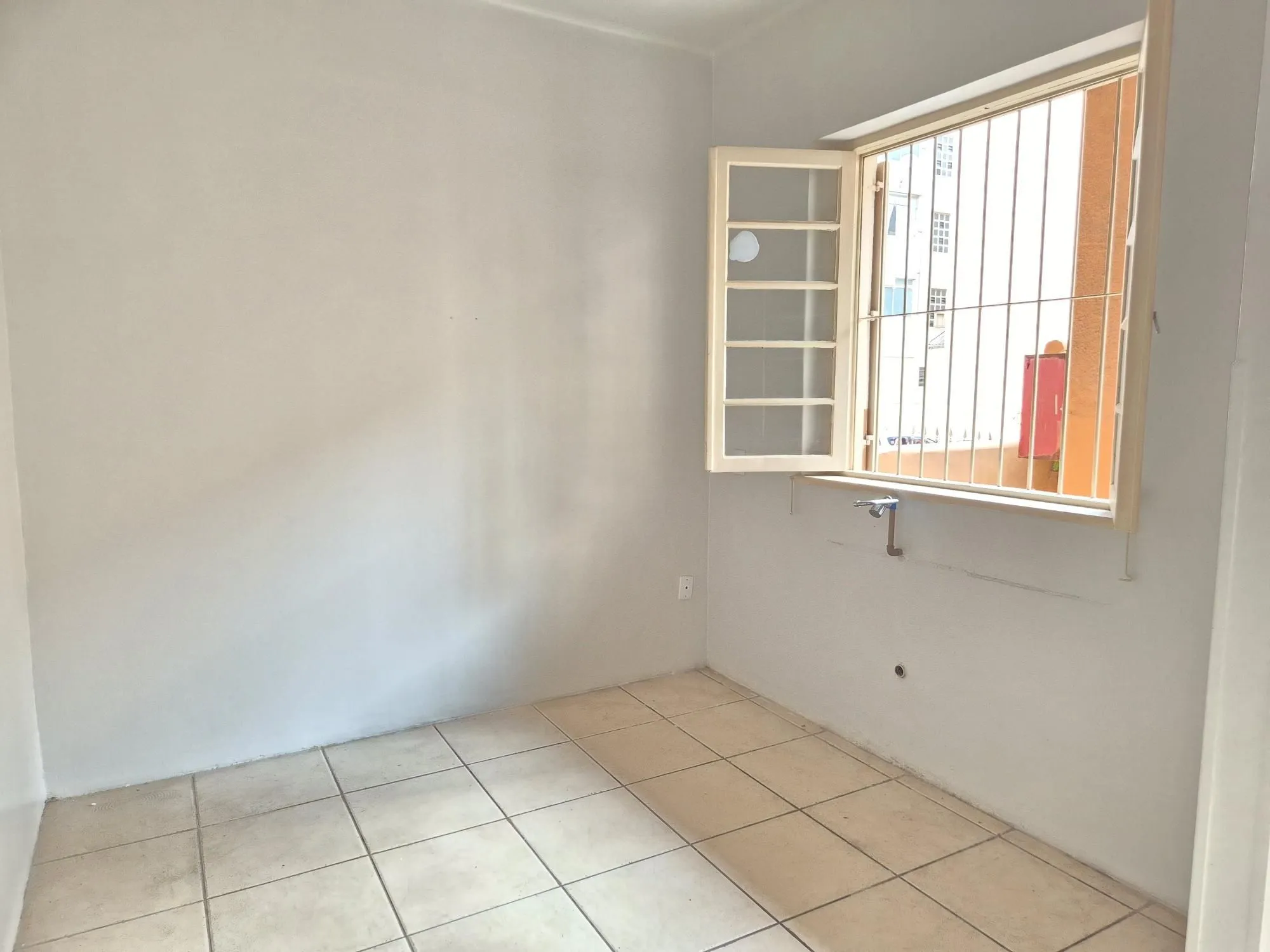 Imagem 2 dormitório com área externa e churrasqueira