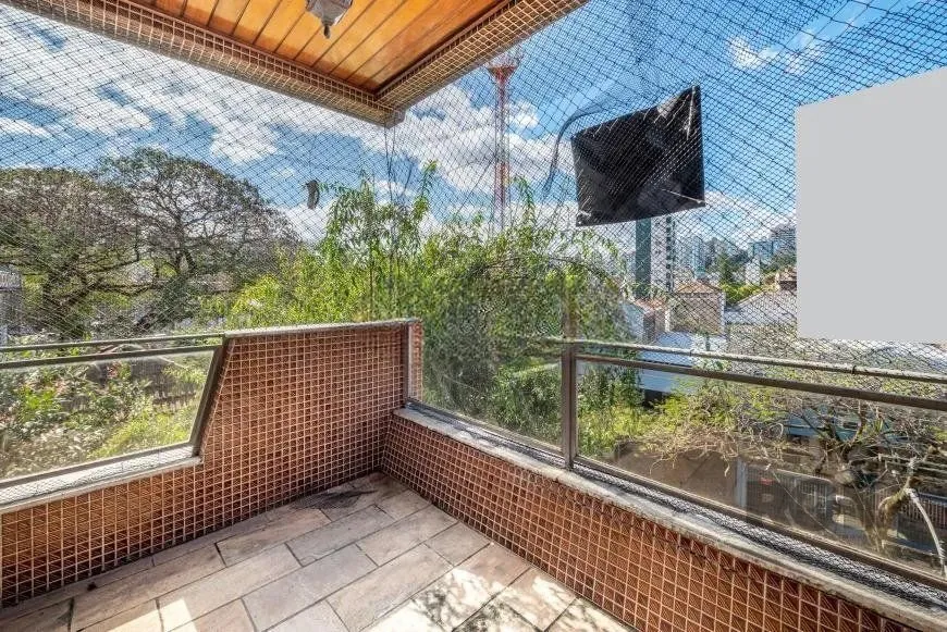 Imagem Cobertura desocupada, espaçosa e bem iluminada nos bairros Bom Fim/Rio Branco, com 3 dormitórios, sendo 2 suítes, e 2 vagas cobertas que acomodam até 4 veículos.