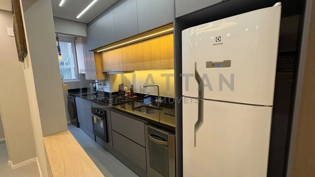 Imagem Apartamento com 2 dormitórios e suíte, 49,73 m², sacada e condomínio com piscina e academia