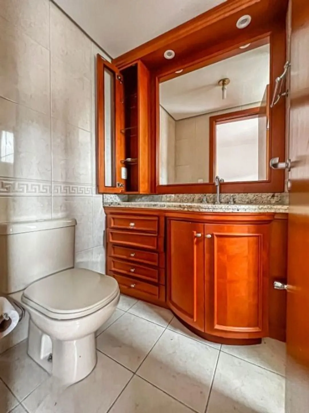 Imagem Apartamento de 3 quartos, suíte e 1 vaga de garagem no bairro Menino Deus em POA