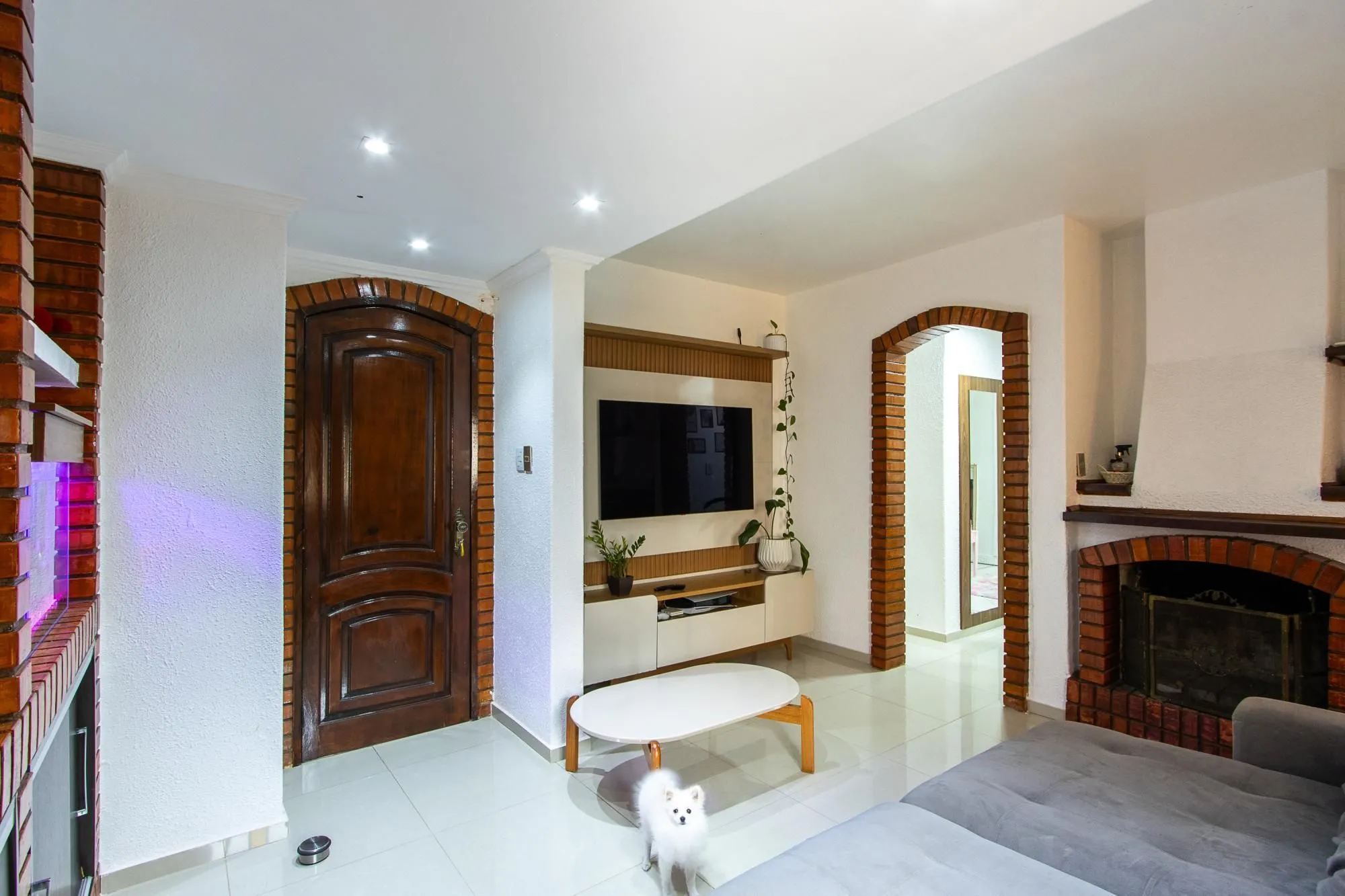 Imagem Casa de 4 dormitórios, 2 suítes, piscina, pátio e 2 vagas de garagem.
