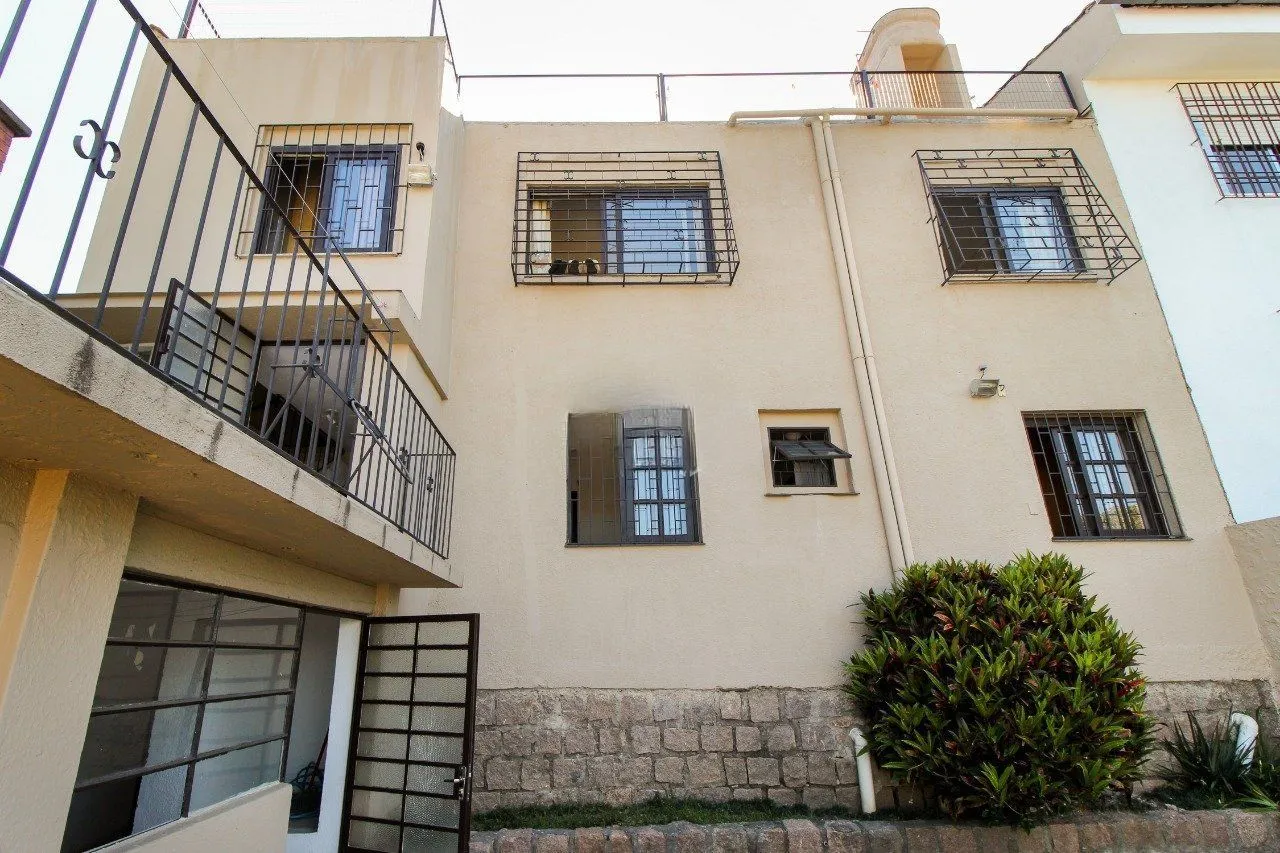 Imagem Casa com 6 dormitórios à Venda no Bairro Jardim Carvalho, Porto Alegre