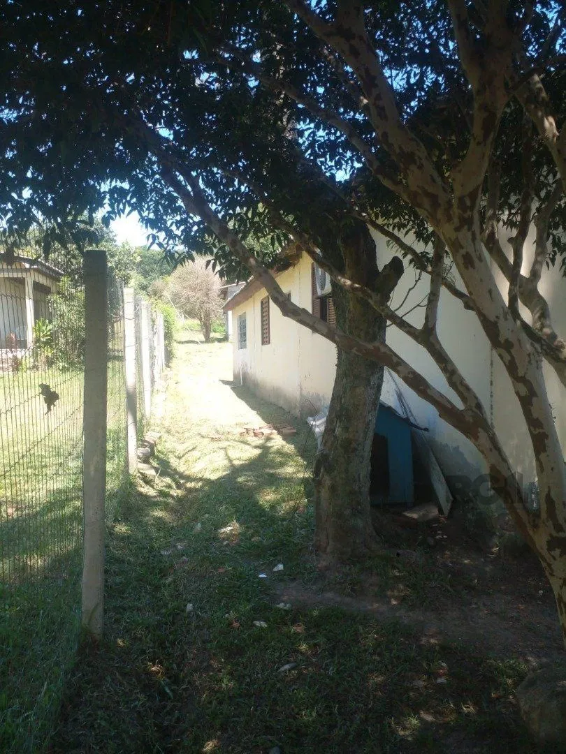 Imagem Dois quartos, 01 banheiro, 01 sala de star, 01 sala de jantar, cozinha, 01 garagem para três carros com churrasqueira.