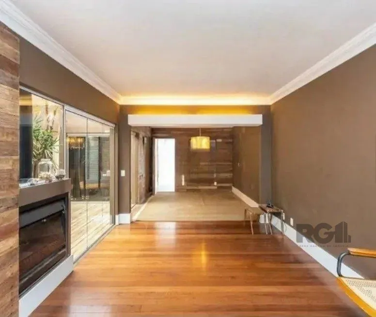Imagem Excelente casa de 220m² com 3 dormitórios no bairro Tristeza.