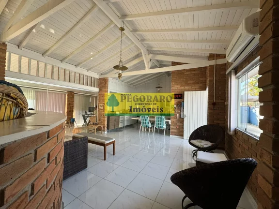 Imagem Maravilhosa Casa à Venda na Martim de Sá - 4 Quartos, 2 Suítes, 3 Salas, 2 Banheiros, 12 Vagas de Garagem, 230 m²!