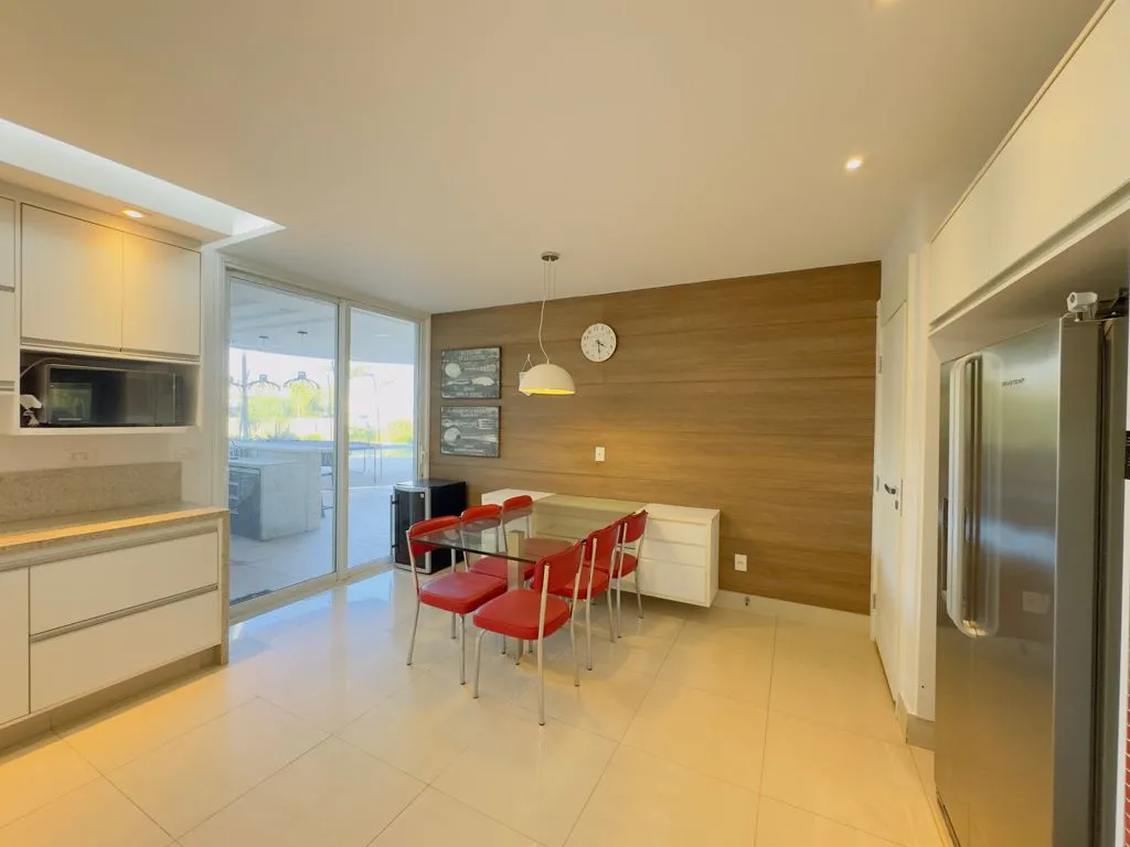 Imagem Casa de Luxo em Condomínio à Venda em Valinhos-SP, 4 Suítes, 3 Salas, 7 Banheiros, 4 Vagas de Garagem 460m²