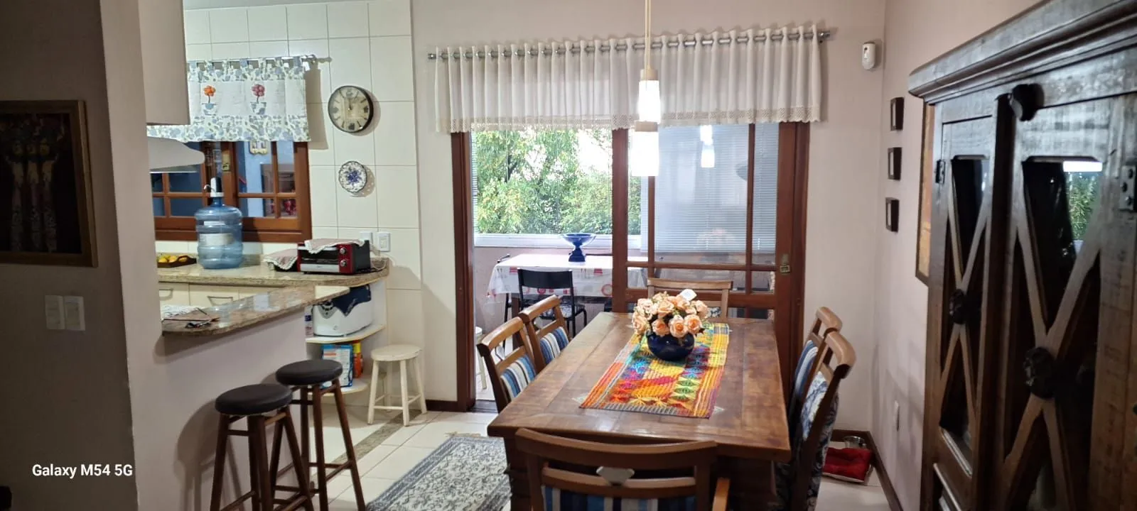 Imagem Casa com 3 dormitórios, no bairro Ipanema, zona sul de Porto Alegre, RS.