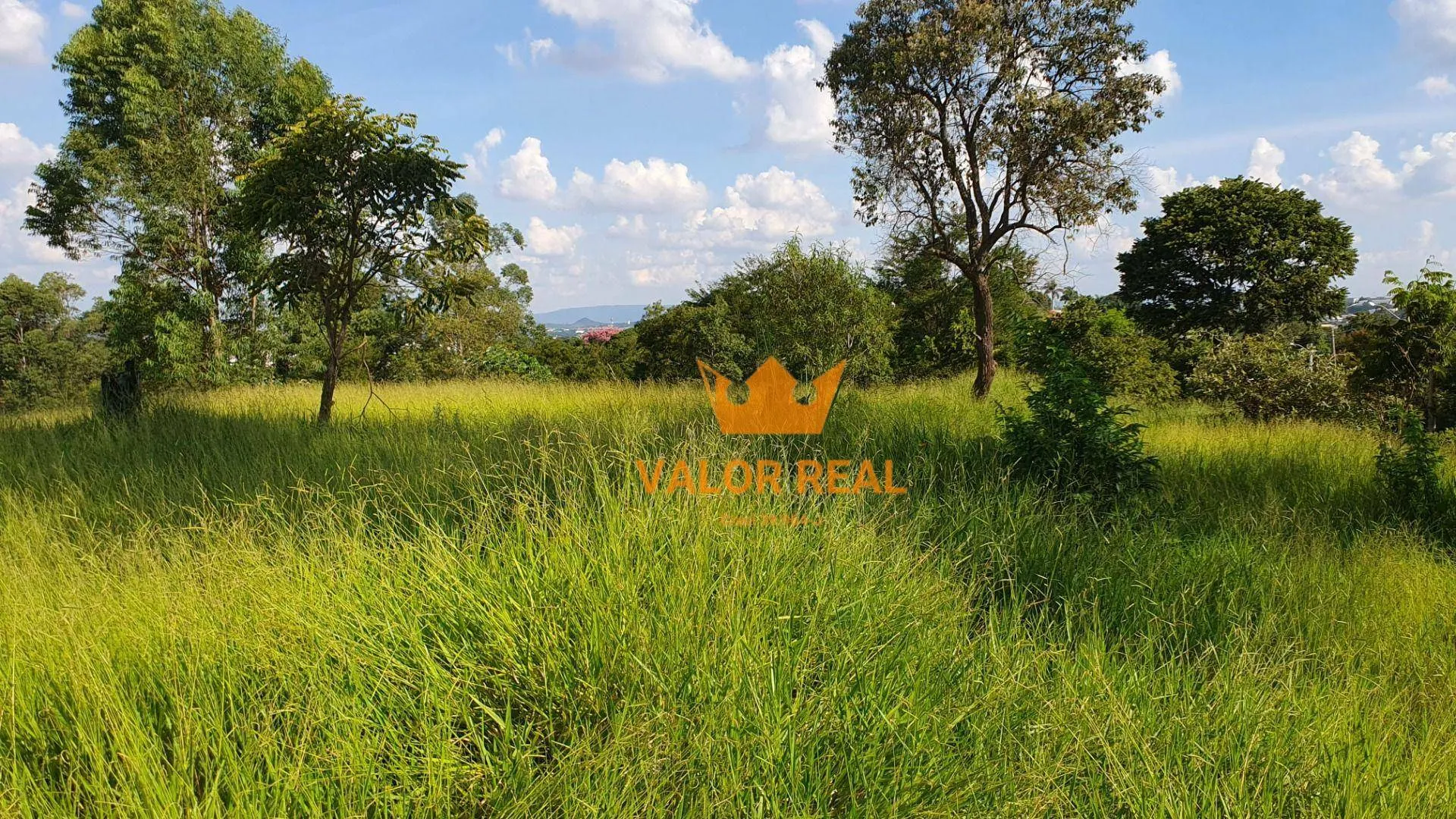 Imagem Área Residencial com 28.800.00 m2 de frente para Avenida asfaltada em Vinhedo, R$ 2.990 mil.