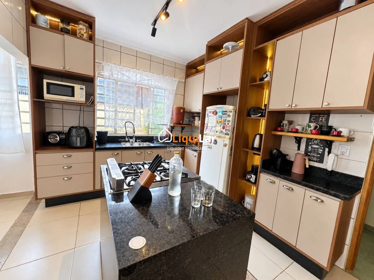 Imagem Sobrado mobiliado à venda com 3 suítes, piscina, área gourmet e energia solar no Vilas Boas