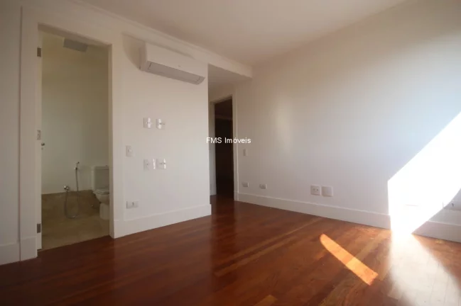 Imagem Cobertura À Venda no bairro Santa Cecília com 4 suítes, 2 salas, 3 banheiros, 4 vagas, 450m².