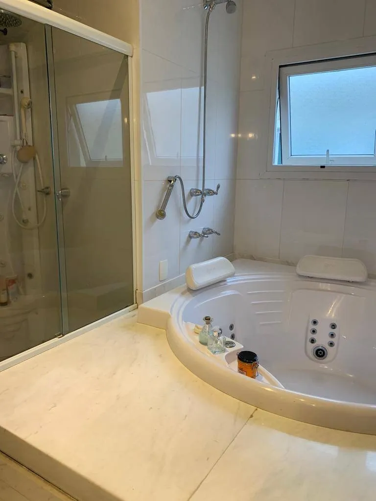 Imagem Casa de Alto Padrão em Alphaville - 4 Suítes, Piscina e Lazer Completo