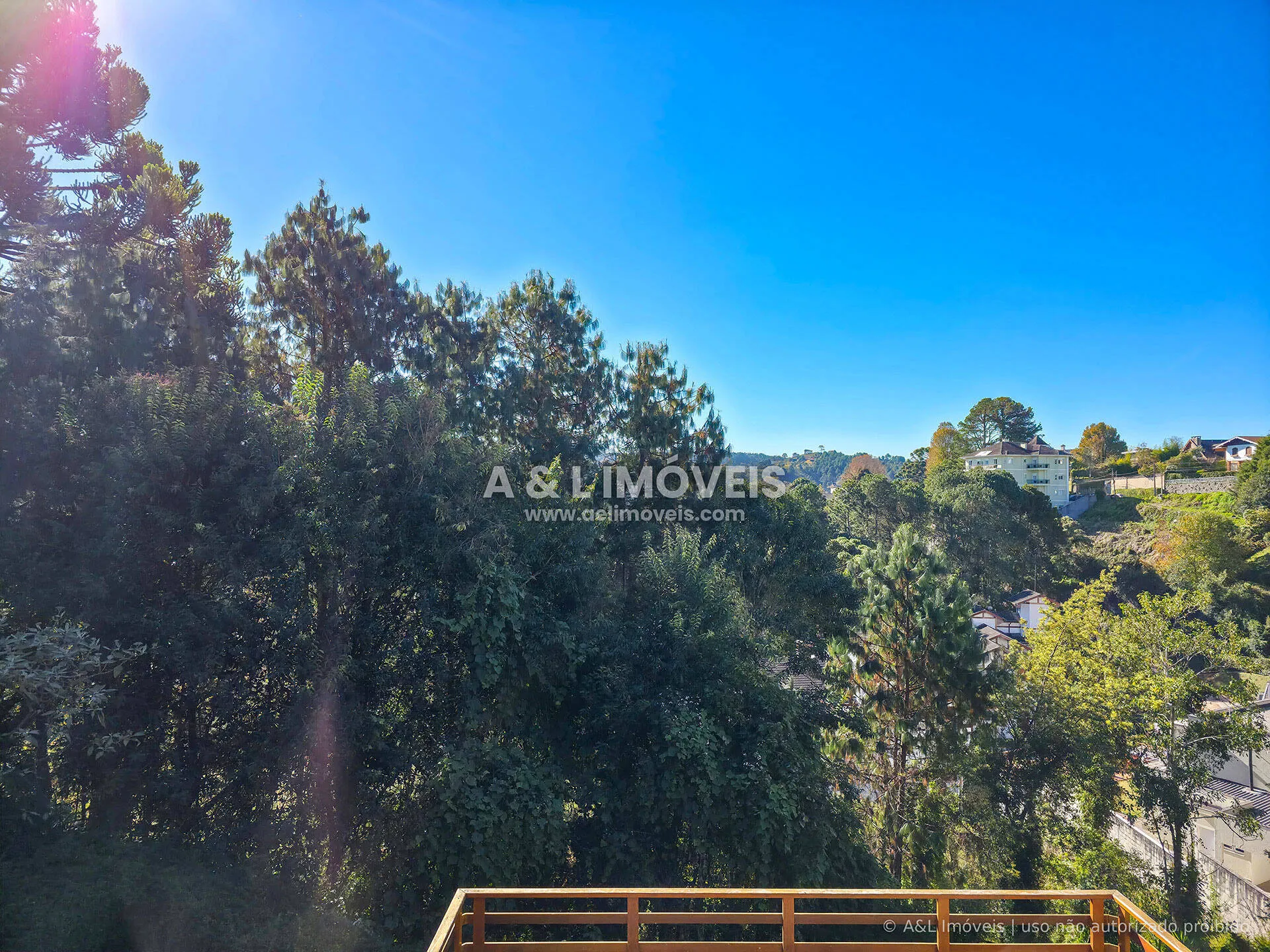 Imagem Casa à venda em Capivari, Campos do Jordão | 4 dormitórios e 2 suítes