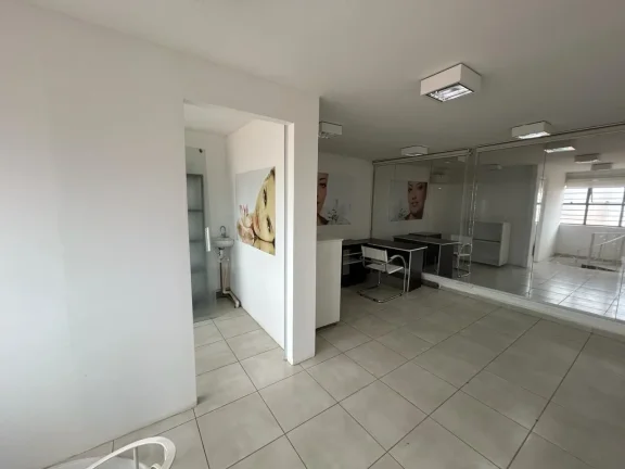 Imagem Salão Comercial de Alto Padrão para Locação na Vila Hortência, Sorocaba-SP: 5 Salas, 2 Banheiros, 150m² de Área.