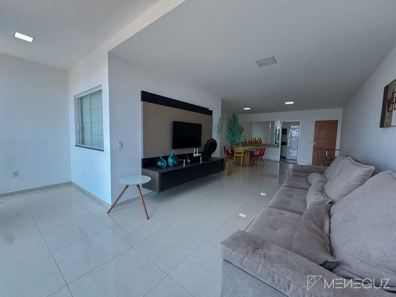 Imagem Apartamento mobiliado de 3 quartos na Avenida Praiana - andar alto, vista para as montanhas e vista discreta para o mar!