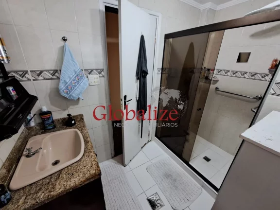 Imagem Apartamento com 131m², 2 quartos, varanda, dependência, vaga demarcada por R$720.000,00 no Gonzaga em Santos
