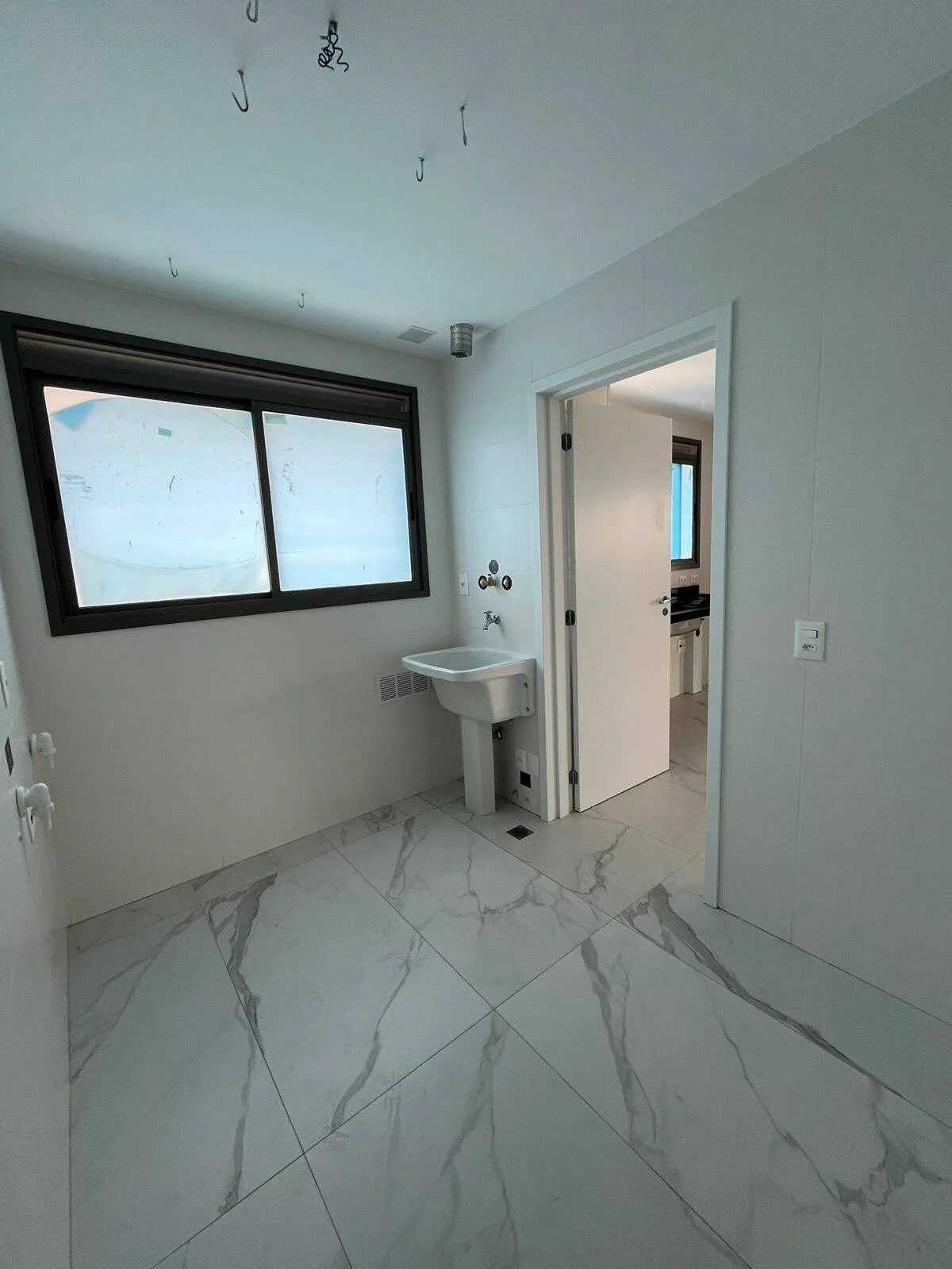 Imagem Apartamento Recém-Reformado de 4 Quartos e 3 Suítes ? 180m², 3 Vagas e Depósito