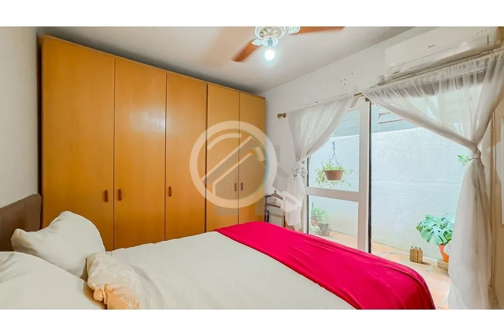 Imagem No Bairro Petrópolis, na Rua Dona Eugênia nº 964, apartamento térreo elevado com pátio, 1 dormi...