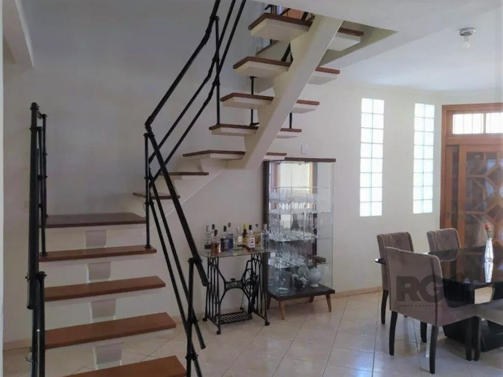 Imagem Casa 234m² - 3 dormitórios, 1 suíte e vaga para 6 carros no Jardim São Pedro