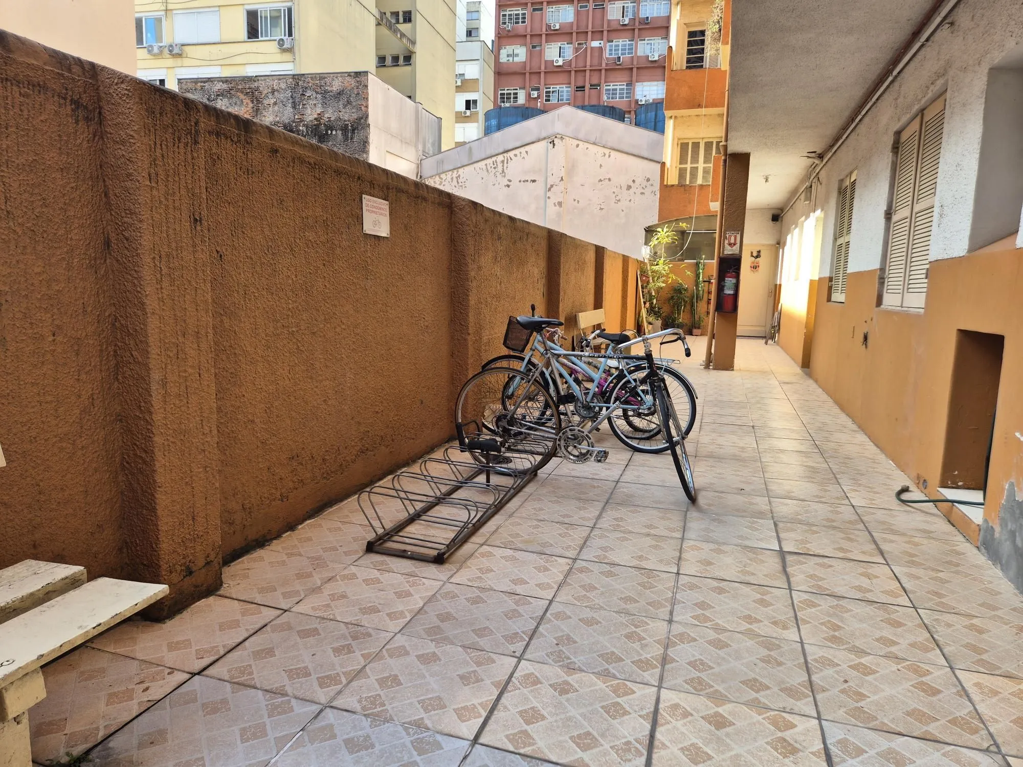 Imagem 2 dormitório com área externa e churrasqueira