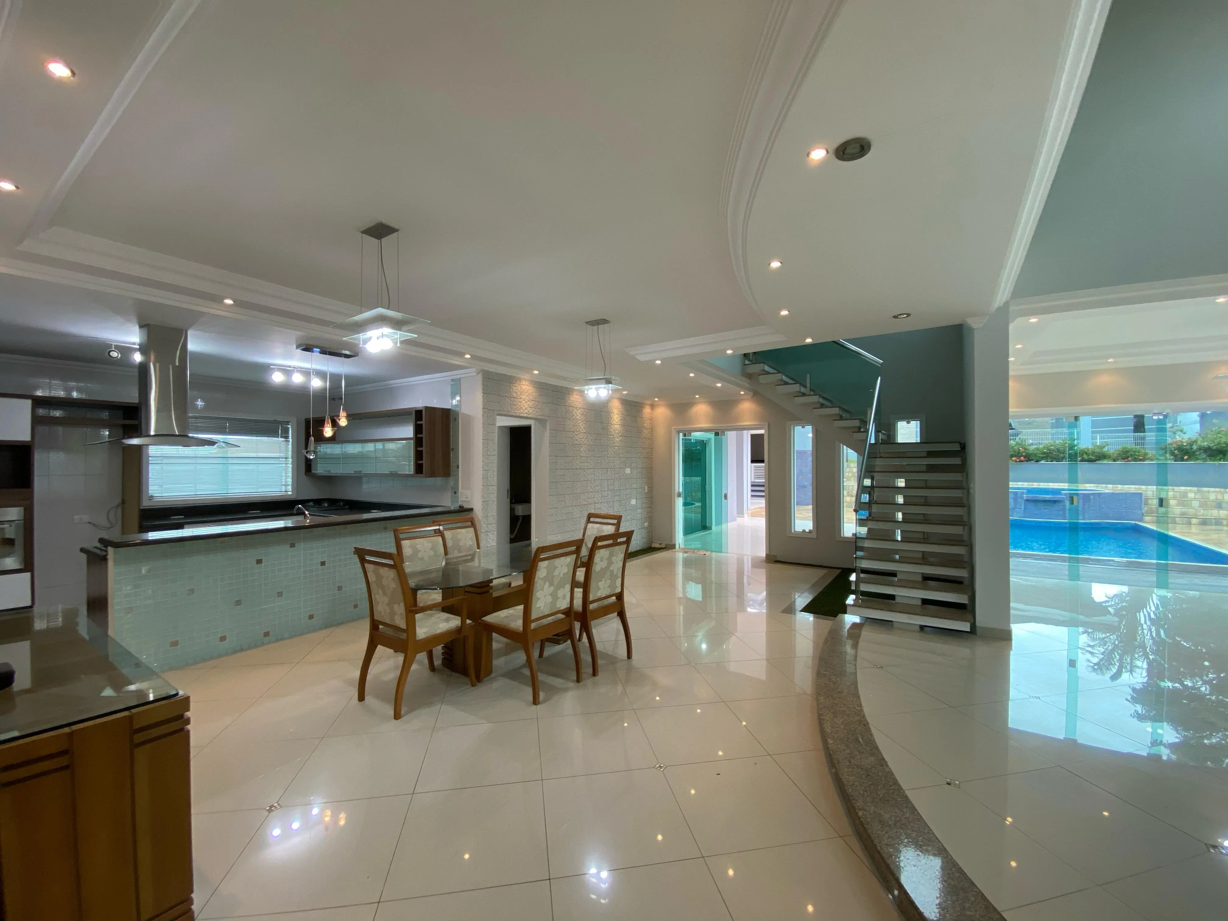 Imagem Exclusivo sobrado de alto padrão no Residencial Saint Charbel à 15min. do Parque Campolim e Shopping Iguatemi