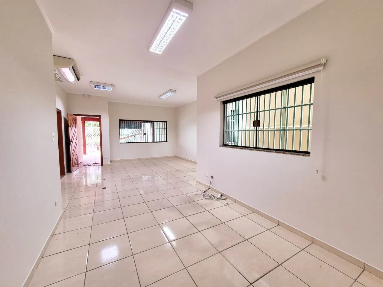 Imagem Oportunidade Imperdível: Casa Comercial a 5 Min do Centro, Perfeita para Empresas com Ampla Estrutura e Localização Estratégica