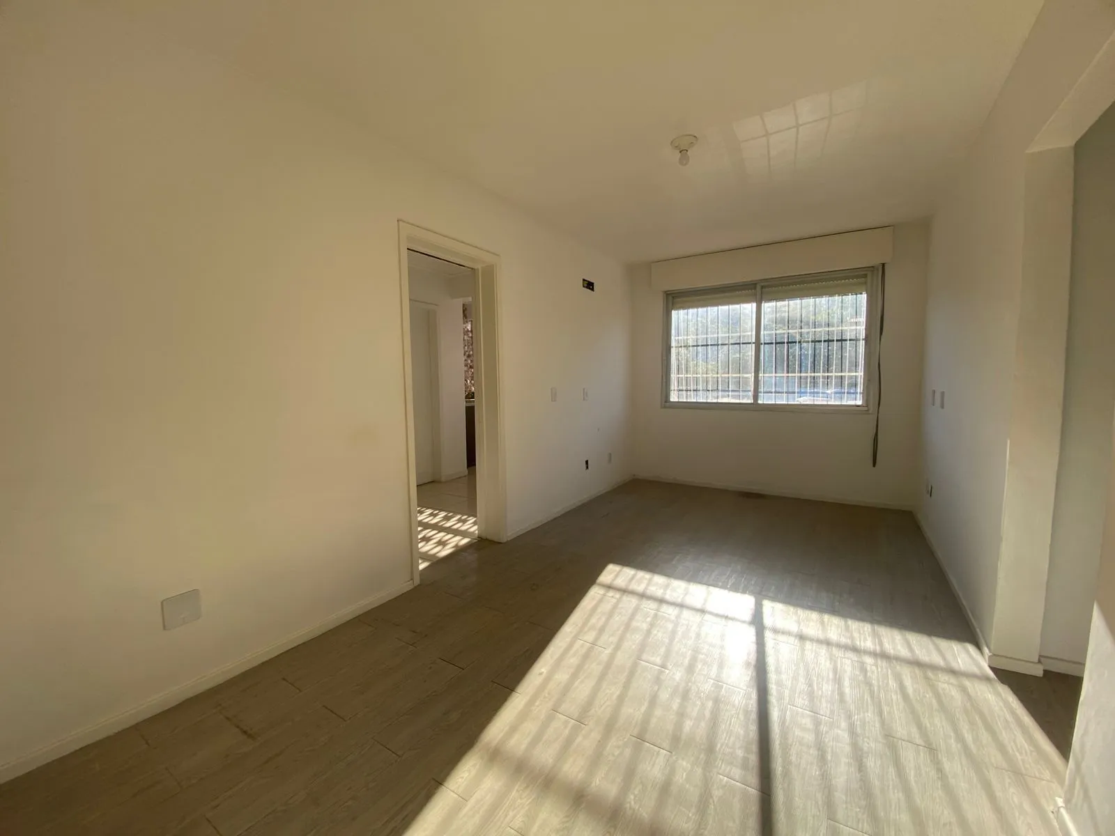 Imagem Apartamento 2 Dormitórios com Garagem Coberta à Venda no Bairro Teresópolis - Amplo, Arejado e de Frente, 67m2