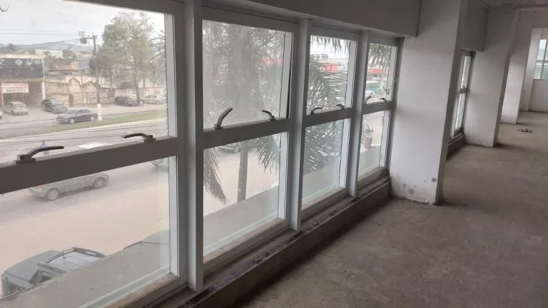 Imagem Comercial para Venda em Itaboraí/RJ - 0 Dorm. 380 m2 Área Útil