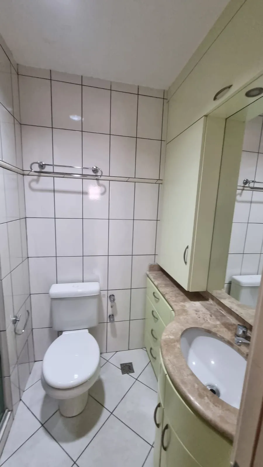 Imagem Apartamento 03 dormitórios 110mq e duas vagas, semi mobiliado, no Bairro Auxiliadora para locação.