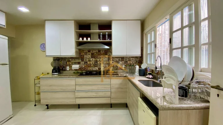 Imagem Casa com 5 dormitórios sendo 2 suítes à venda, 220 m² por R$ 990.000 - Golfe - Teresópolis/RJ