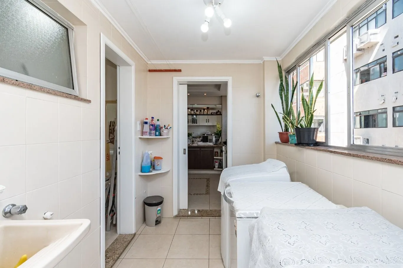 Imagem Vende-se apartamento com 3 quartos (1 suíte), 133 m² e 1 vaga - Petrópolis