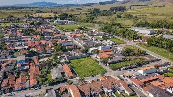 Imagem Terrenos Planos à Venda no Bairro Jardim Regina, Próximos à Rodovia Presidente Dutra, Com Excelente Localização e Documentação Regularizada