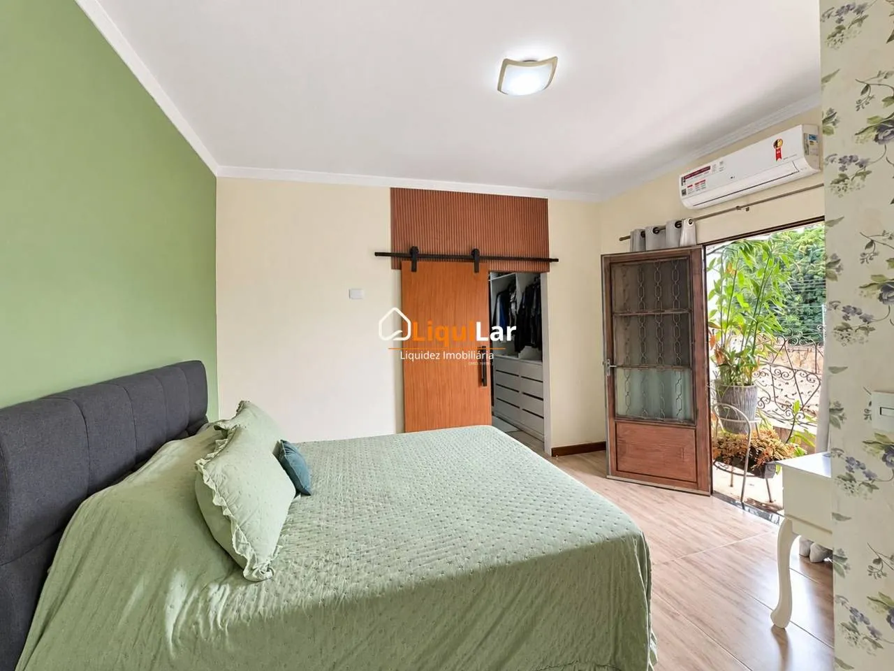 Imagem Sobrado mobiliado à venda com 3 suítes, piscina, área gourmet e energia solar no Vilas Boas