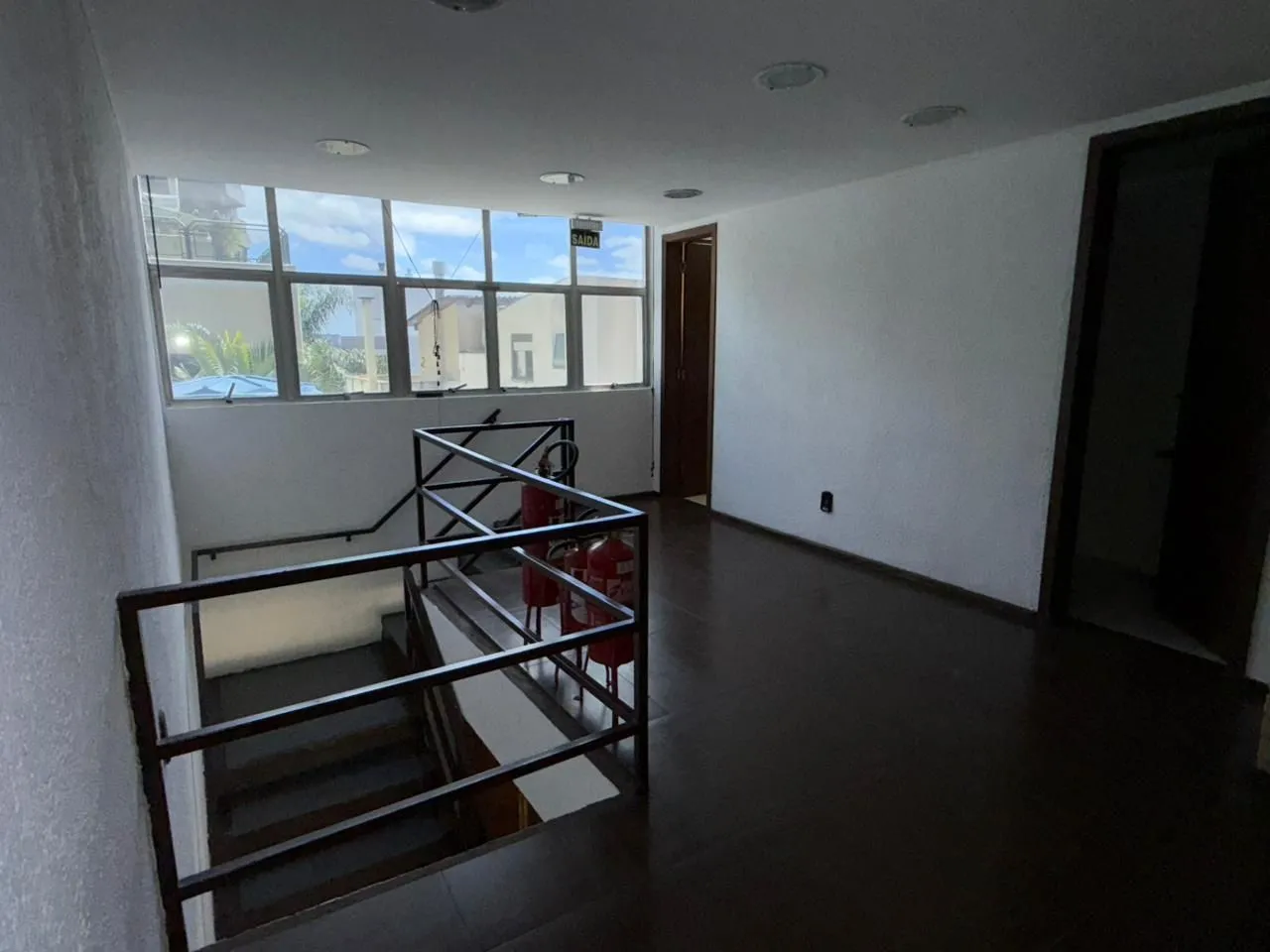 Imagem MÁFFER IMÓVEIS ALUGA LOJA COM SOBRELOJA NO BAIRRO AUXILIADORA Amplo imóvel localizado em ponto estratégico, com grande fluxo de veículos e pedestres, ideal para quem busca visibilidade e destaque comercial.