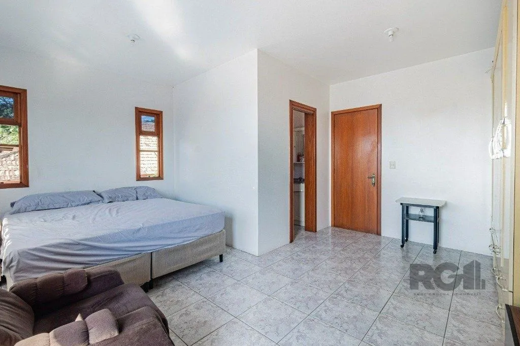 Imagem Casa com 267m², 3 dormitórios, 1 vaga no bairro Tristeza