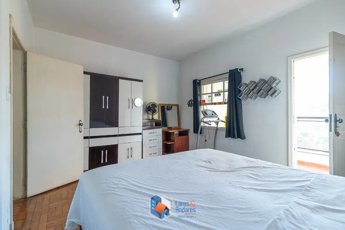 Imagem Sobrado para venda em Chácara Inglesa com 4 quartos, sendo 1 suíte, 181m²