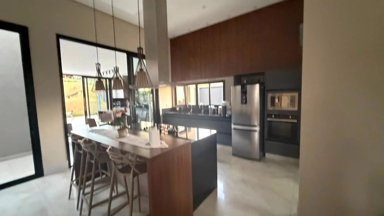 Imagem Casa de Alto Padrão à Venda no Village Ipanema I, Araçoiaba da Serra. 1.030 m² de terreno | 313 m² construídos | 3 suítes | 4 vagas | Piscina aquecida