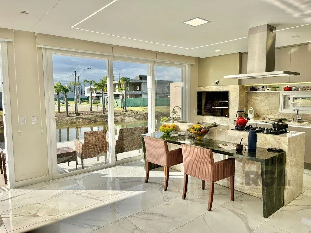 Imagem Casa para Comprar com 3 Suítes em Lote Molhado no Península Ponta da Figueira