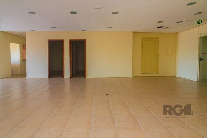 Imagem MÁFFER IMÓVEIS ALUGA CONJUNTO COMERCIAL - 187m² DE ÁREA PRIVATIVA Imóvel corporativo de alto padrão, ideal para empresas que buscam espaço amplo, funcional e com excelente logística de acesso.