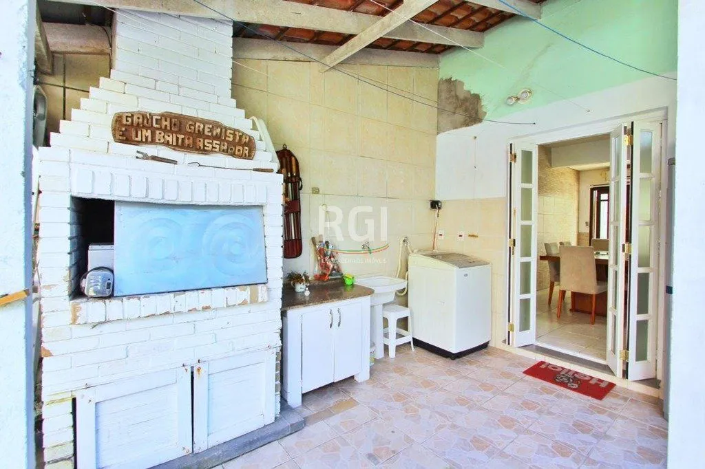 Imagem Casa para Venda - 260m², 5 dormitórios, sendo 2 suites, 4 vagas - Teresópolis