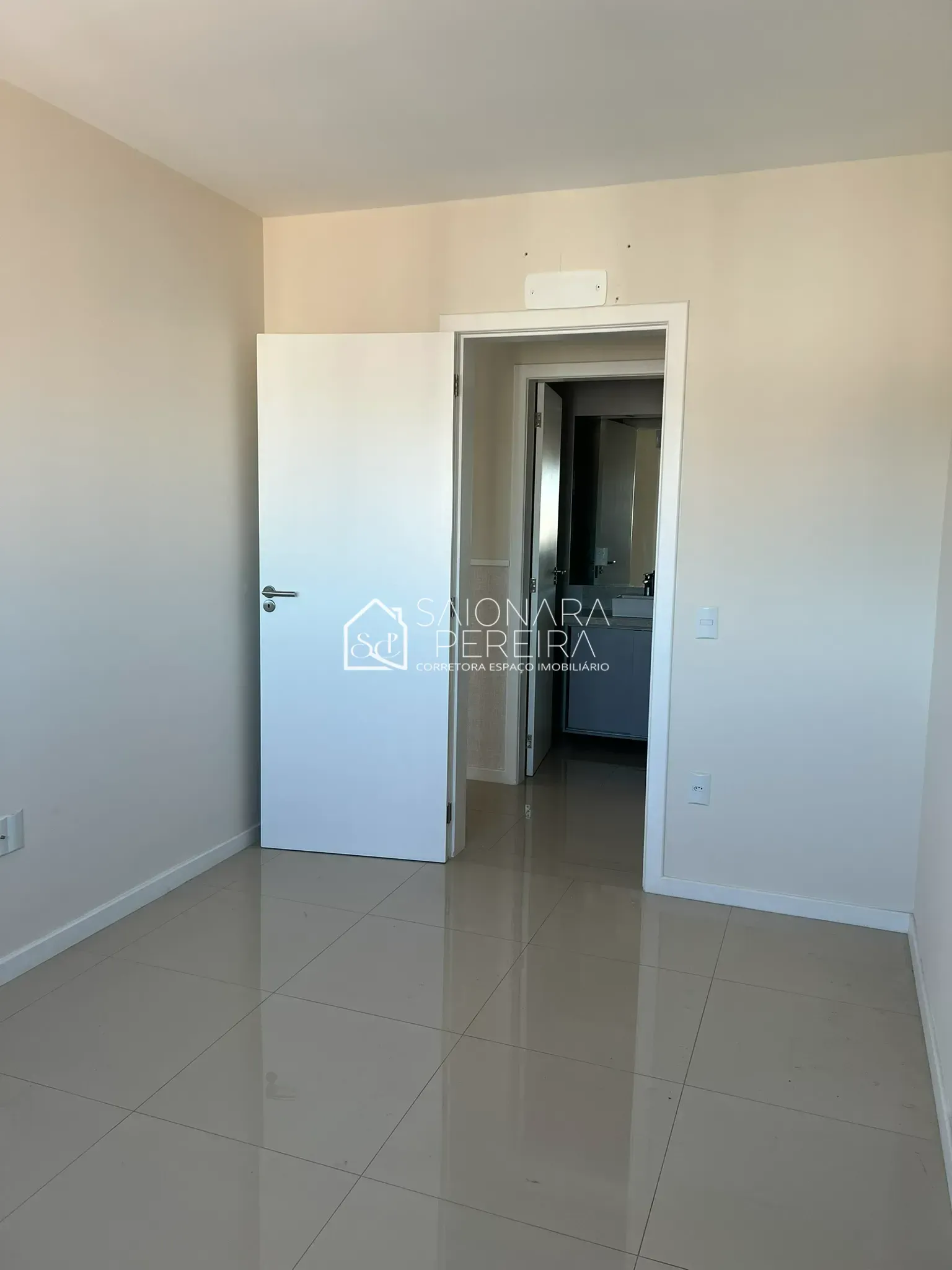 Imagem Apartamento com 2 dormitórios e suíte à venda no bairro Campinas, São José - SC