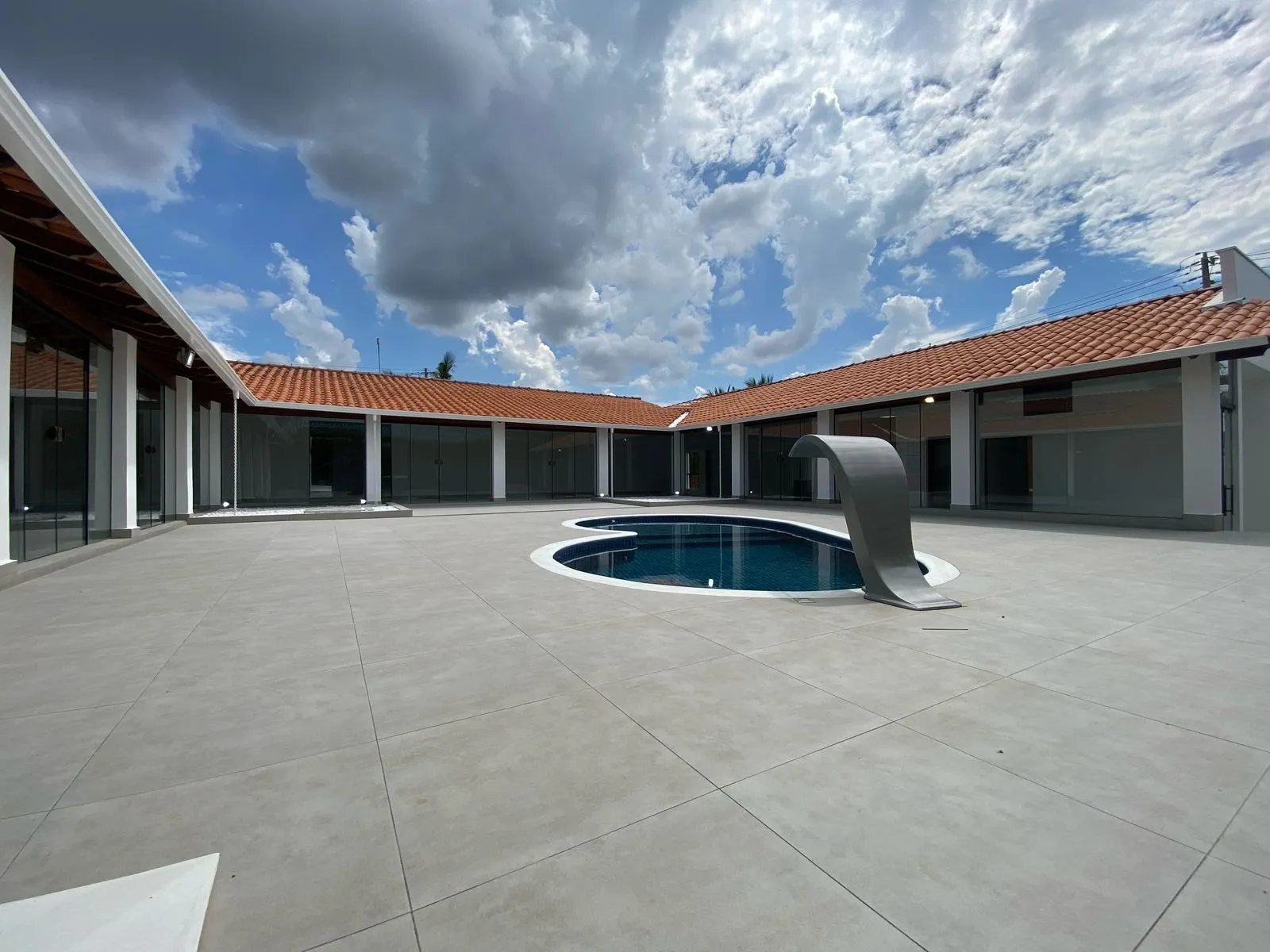 Imagem Casa no Condomínio Portal do Sabiá - 380m² de Área Construída, 3 Suítes e Piscina