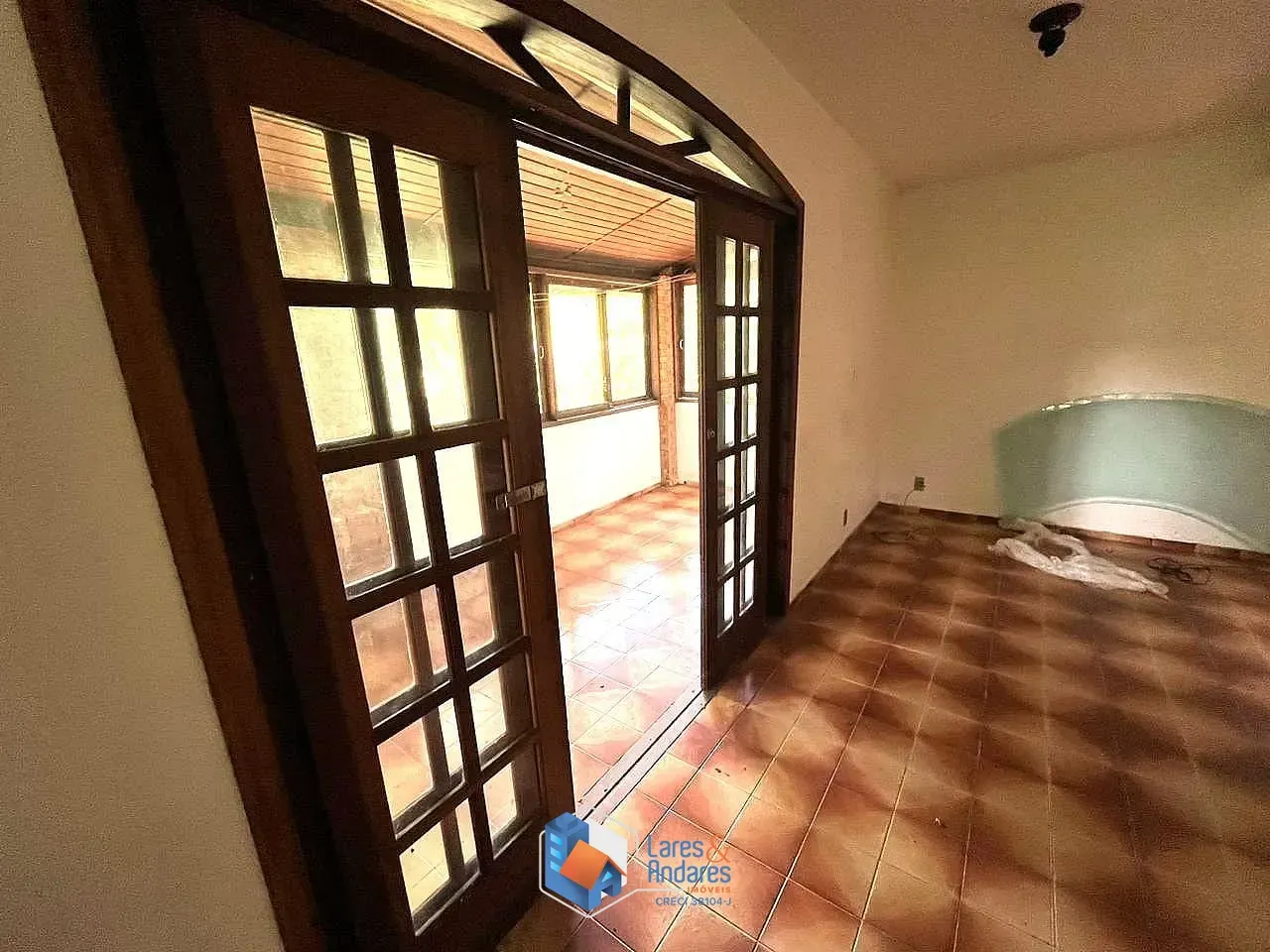 Imagem CASA À VENDA COM TERRENO DE 1500 M², POÇO ARTESIANO, 4 DORMS (2 SUITES), 3 SALAS, SENDO 1 COM LAREIRA, COZINHA COM ARMÁRIOS E DISPENSA, MAIRIPORÃ, SP.