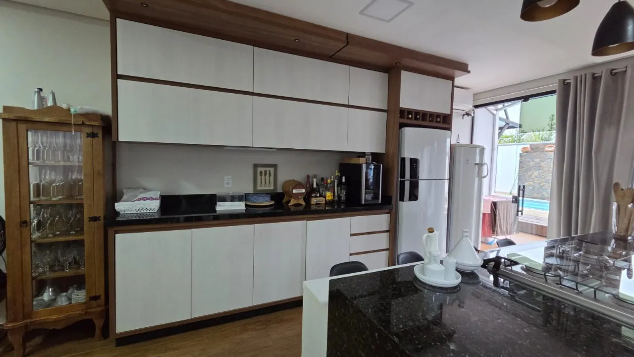 Imagem Casa com 3 suítes, 200 m², PISCINA AQUECIDA, mobiliada, com ar-condicionado e energia solar.

Cara...