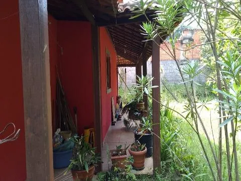 Imagem VENDA DE CASA NO COPACO, EM ARUJÁ/SP, 147m² com 3 suítes, quintal amplo, churrasqueira, sala de estar e jantar e garagem coberta. CONSULTE-NOS.
