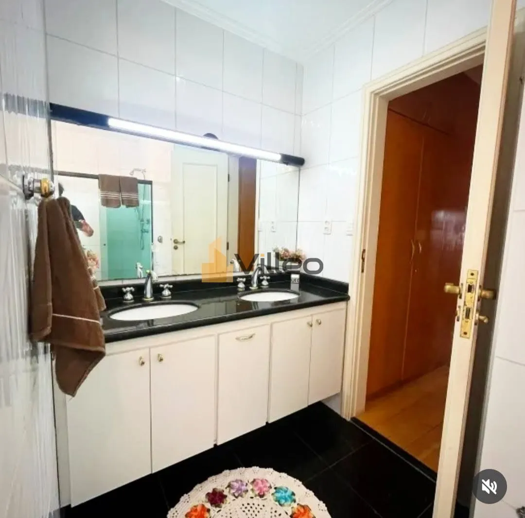 Imagem Apresentamos este elegante apartamento duplex no Edifício Mônaco, localizado no coração de Soroc...