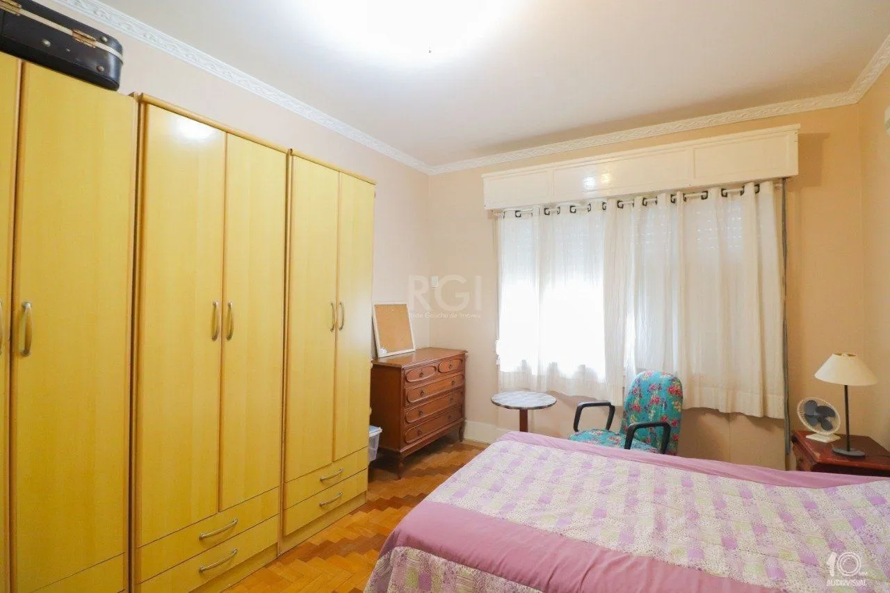 Imagem Apartamento á venda com 3 dormitórios com 1 suíte com sacada + 2 sacadas na sala e living, 233,85M² e 1 vaga de garagem escriturada e coberta, no Bairro Independência em Porto Alegre.